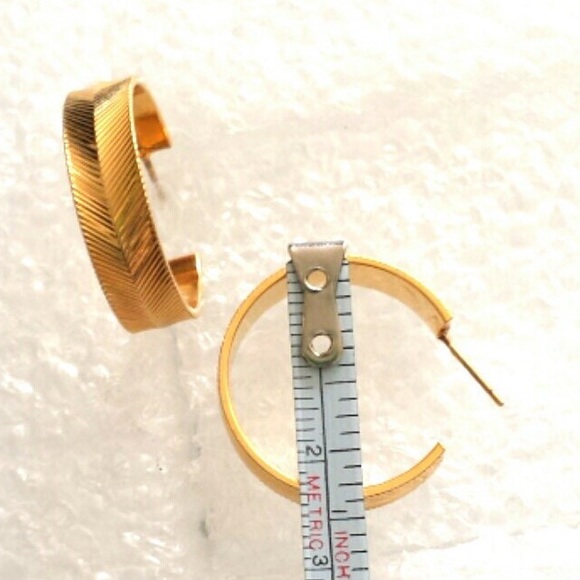 Couture 14Kt Yellow Gold Diamond Cut Textured Wide Hoop Earrings. 14kt earrings - Picture 4 of 6